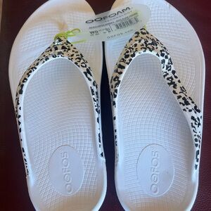 OOFOS Women's Black and White Patterned Sandals